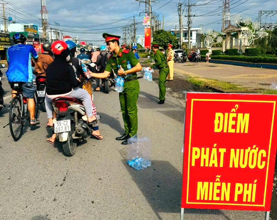 Long An Phát nước uống miễn phí cho người đi đường về nghỉ lễ 2 9