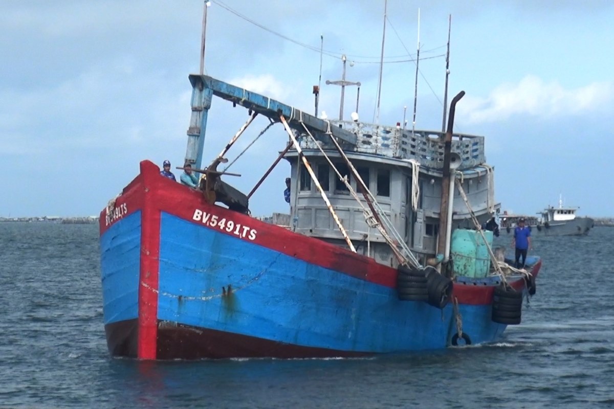 Bắt giữ tàu chở 30 000 lít dầu DO không có giấy tờ hợp pháp