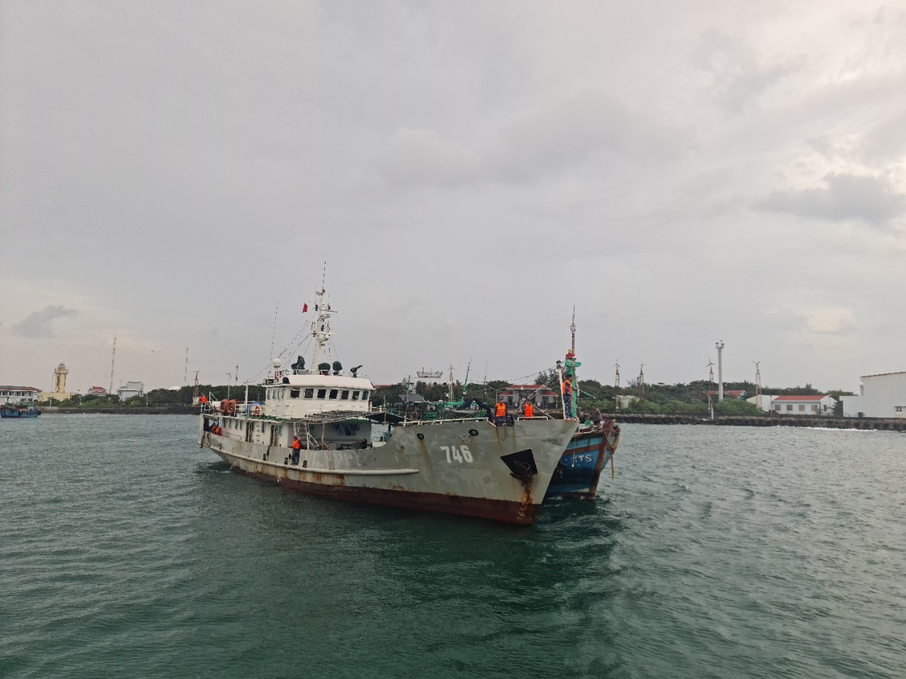 Hải đoàn 129 hỗ trợ cứu kéo tàu cá bị hỏng máy