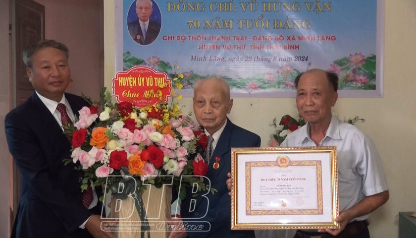 Gần 3 000 đảng viên được truy tặng và tặng huy hiệu Đảng