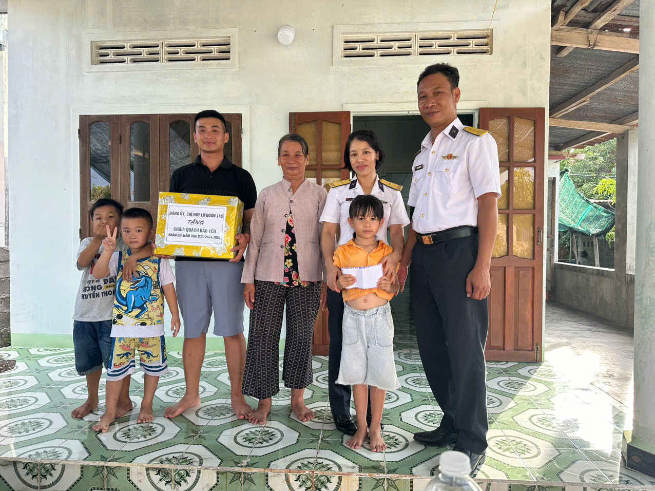 Bộ đội Hải quân đồng hành cùng học sinh vùng ven biển