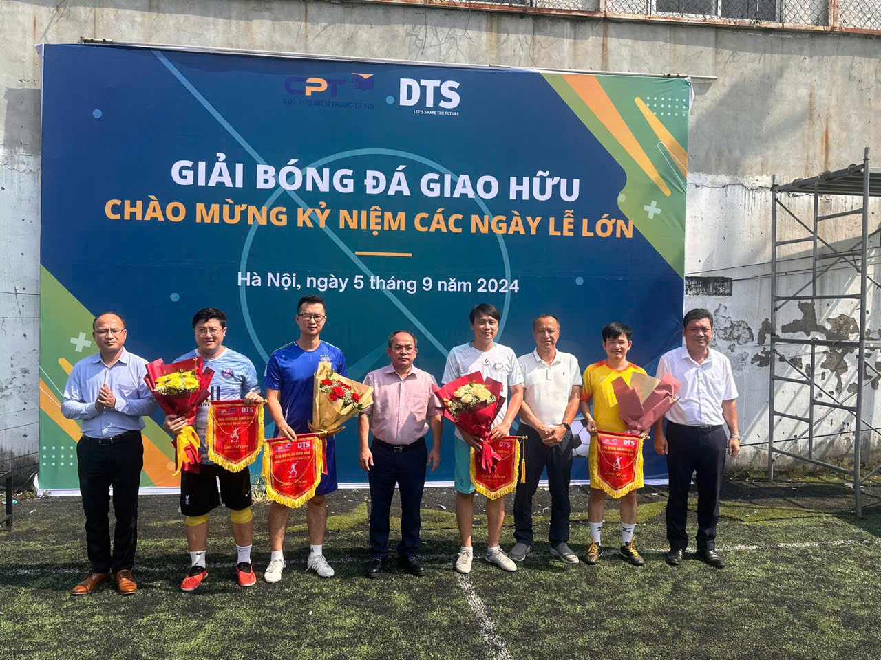 Giao lưu bóng đá mừng ngày lễ lớn của đất nước