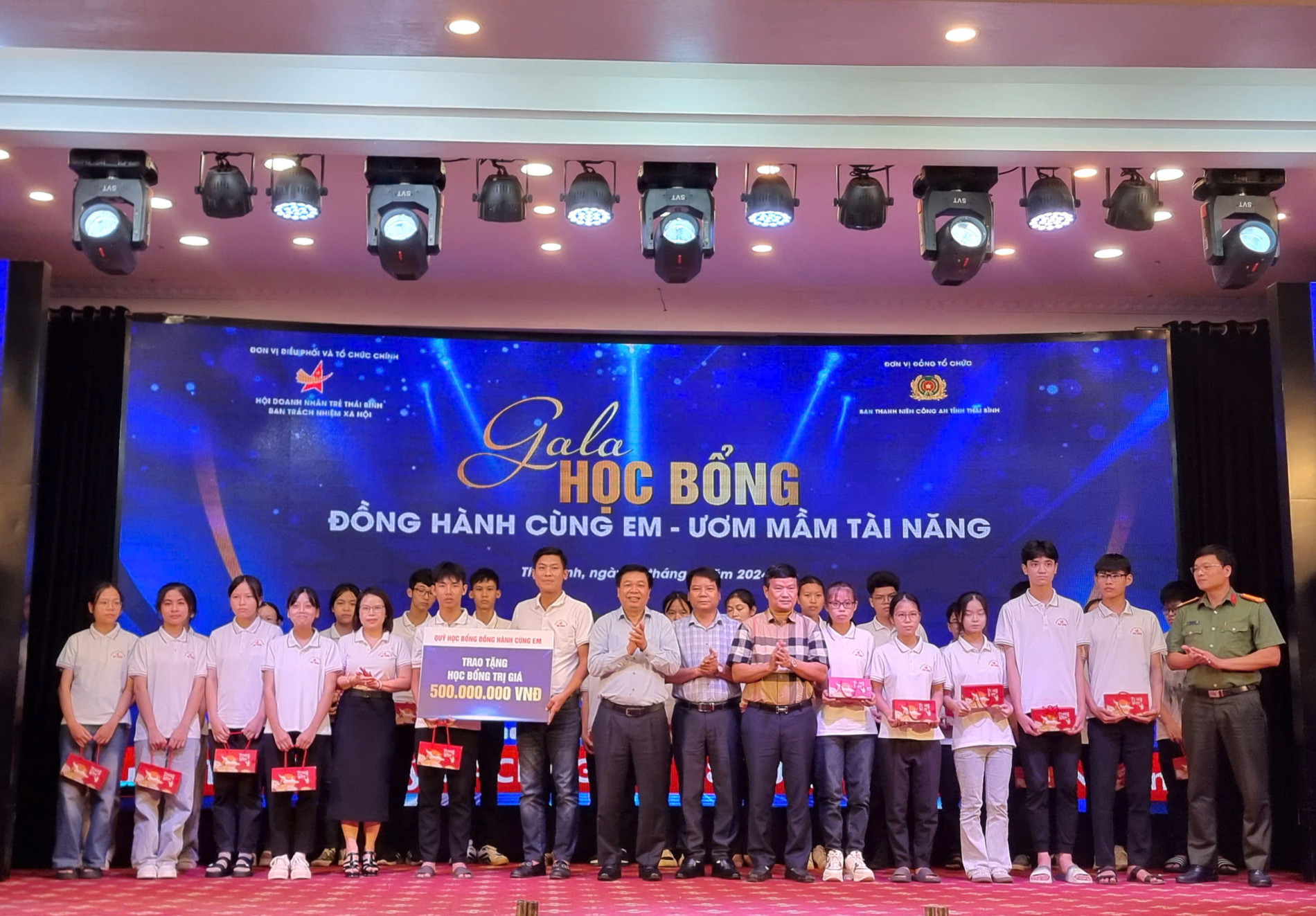 Trao quỹ học bổng “Đồng hành cùng em - Ươm mầm tài năng” cho 34 em học sinh nghèo vượt khó