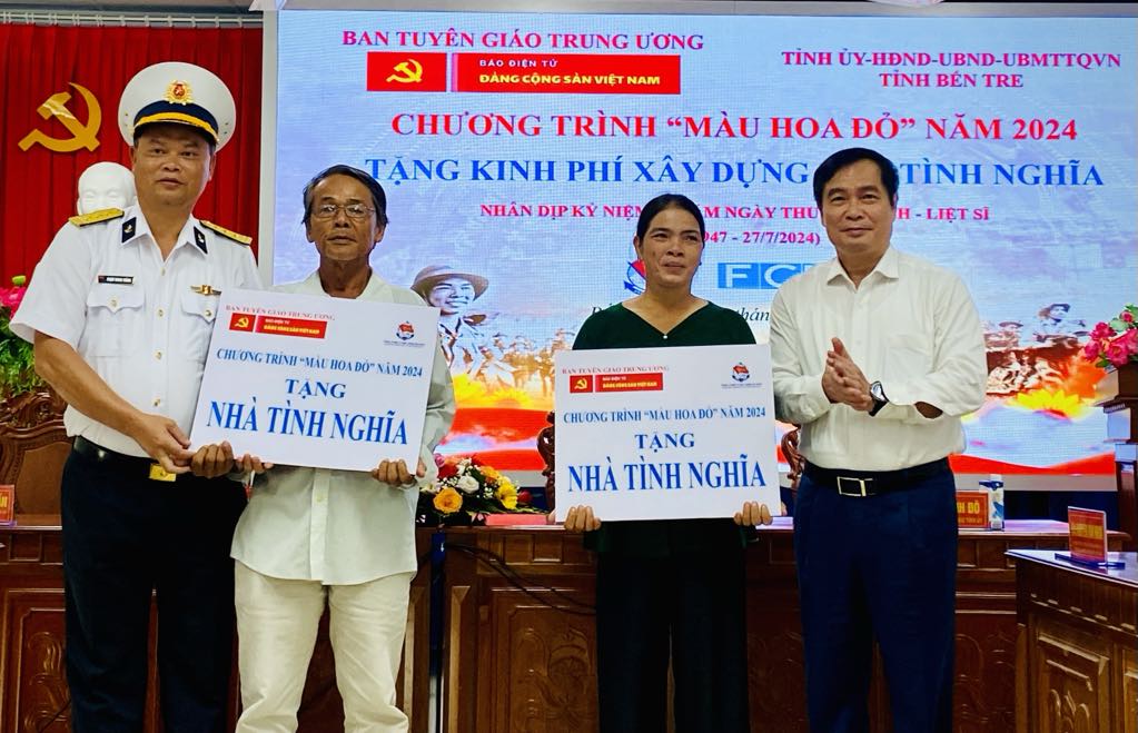 Chương trình “Màu hoa đỏ” trao tặng nhà tình nghĩa tại Bến Tre