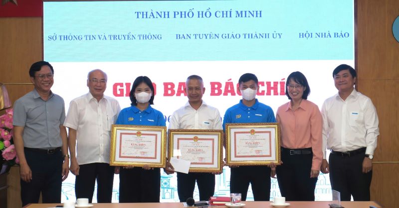 Trao bằng khen cho báo Thanh Niên về loạt bài phản ánh vụ bạo hành trẻ em tại Mái ấm Hoa Hồng