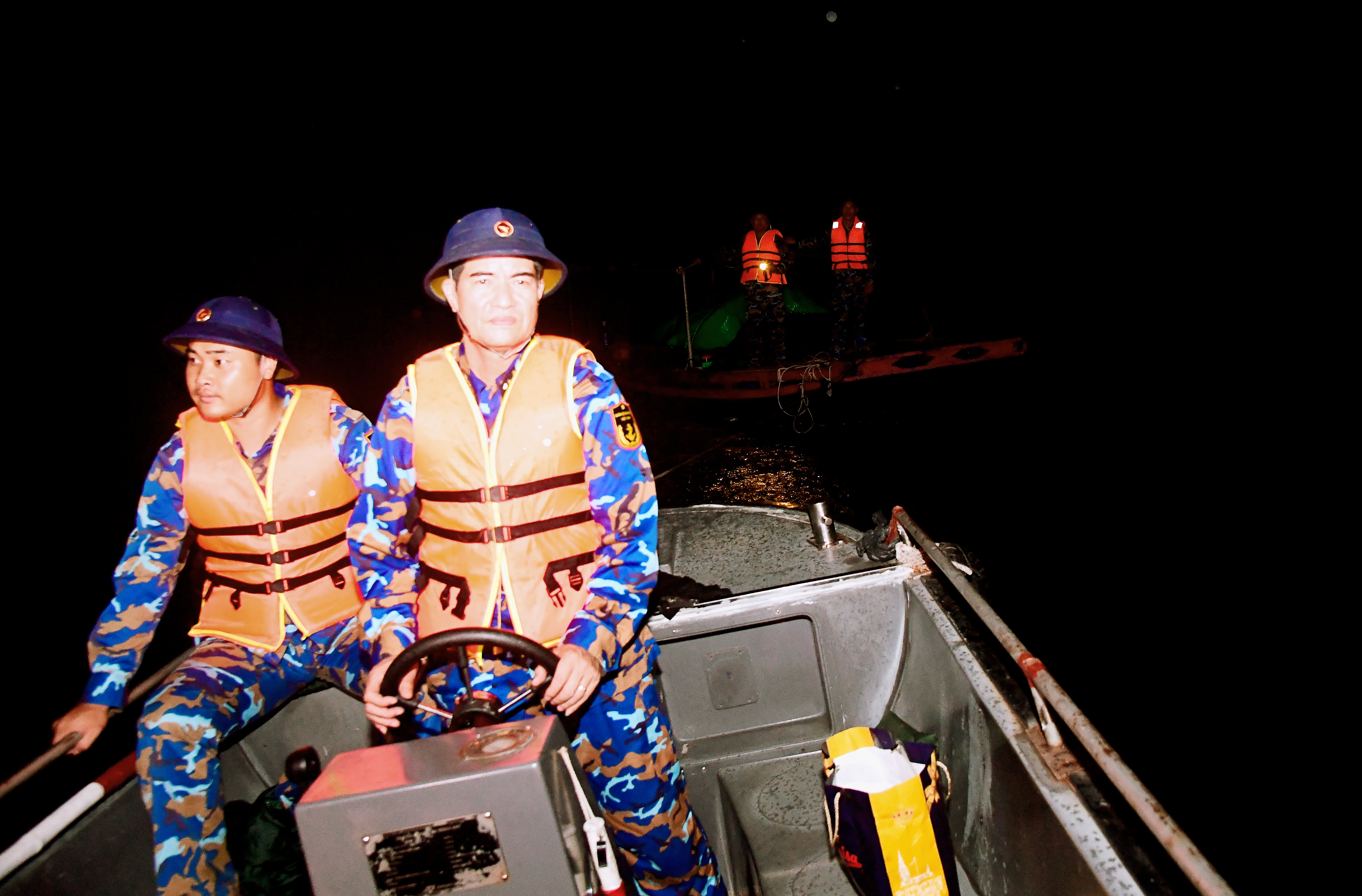 Vùng 1 Hải quân xuyên đêm cứu giúp nhân dân phòng chống cơn bão số 3