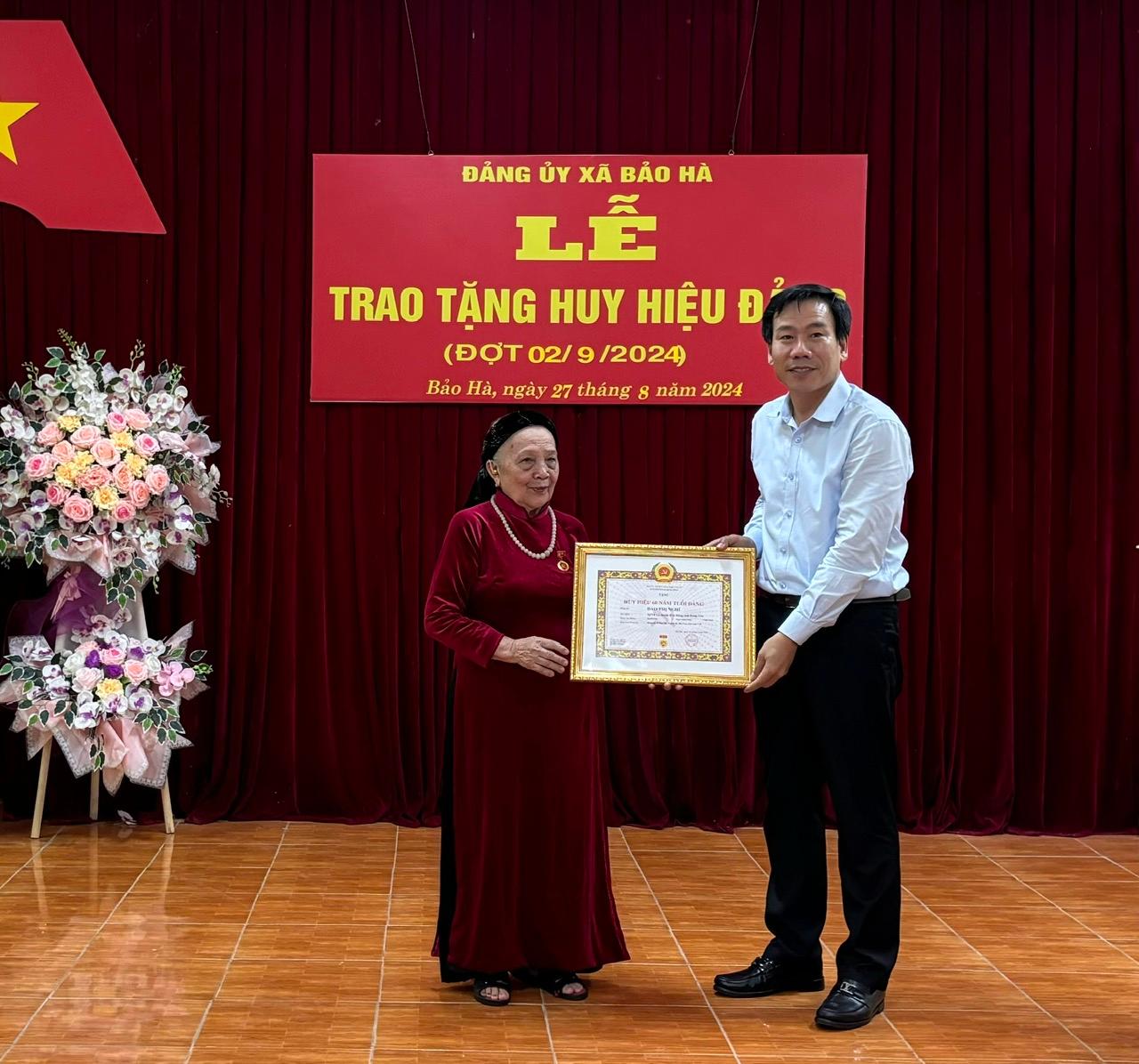 Lào Cai 412 đảng viên được tặng, truy tặng Huy hiệu Đảng dịp 2 9