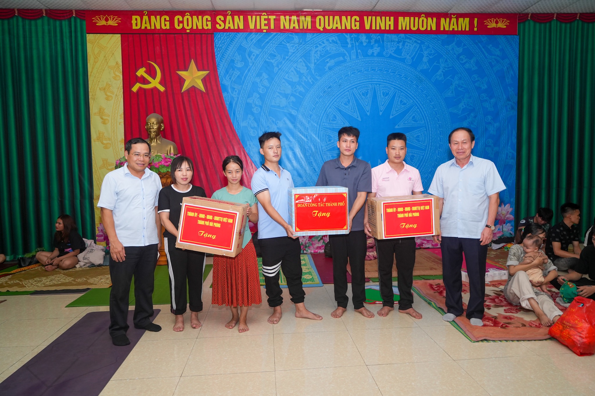 Hải Phòng Thăm hỏi, tặng quà, động viên người dân tránh trú bão
