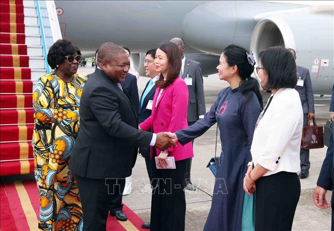Tổng thống Cộng hòa Mozambique đến Hà Nội, bắt đầu thăm chính thức Việt Nam