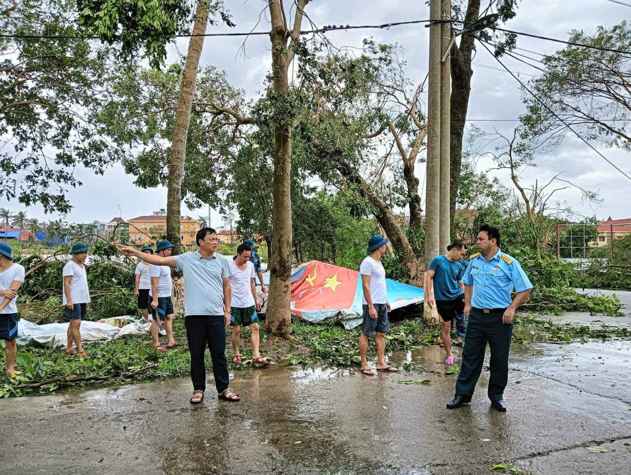 Cán bộ, chiến sĩ Sư đoàn 363 khẩn trương khắc phục hậu quả bão số 3
