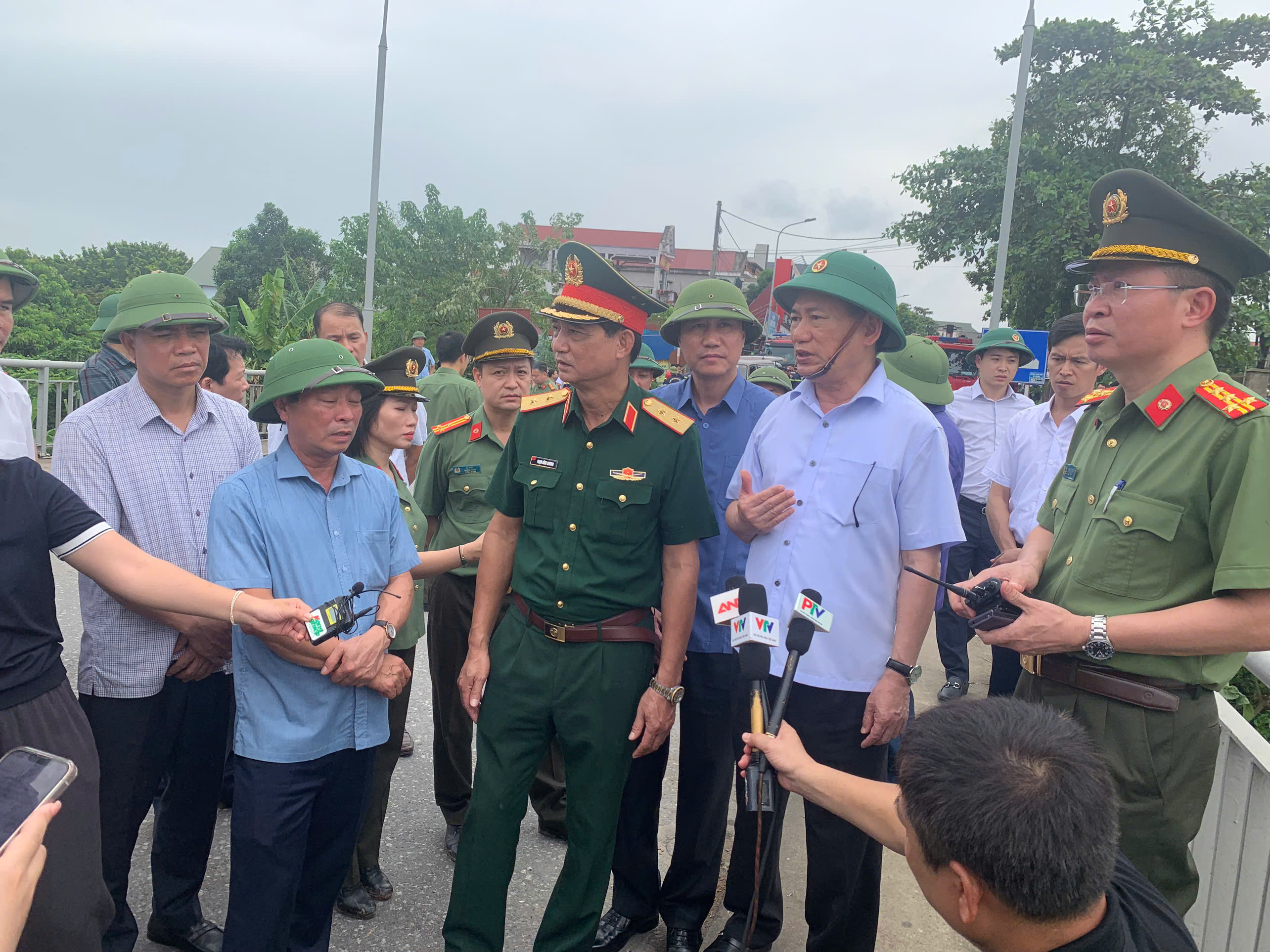 Tập trung mọi phương tiện, lực lượng tìm kiếm, cứu hộ người bị nạn vụ sập cầu Phong Châu