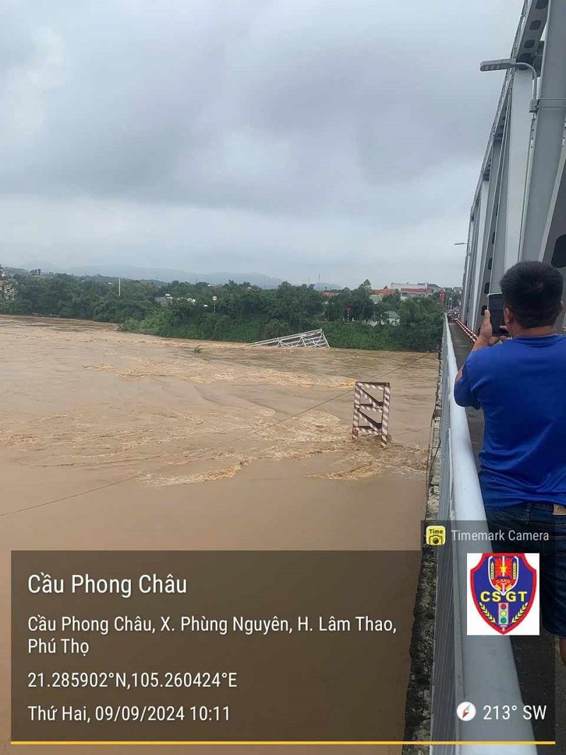 Phú Thọ Phân luồng hướng đi do cầu Phong Châu bị sập