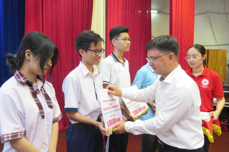 TP Hồ Chí Minh trao tặng 500 suất trợ cấp học tập cho học sinh nghèo