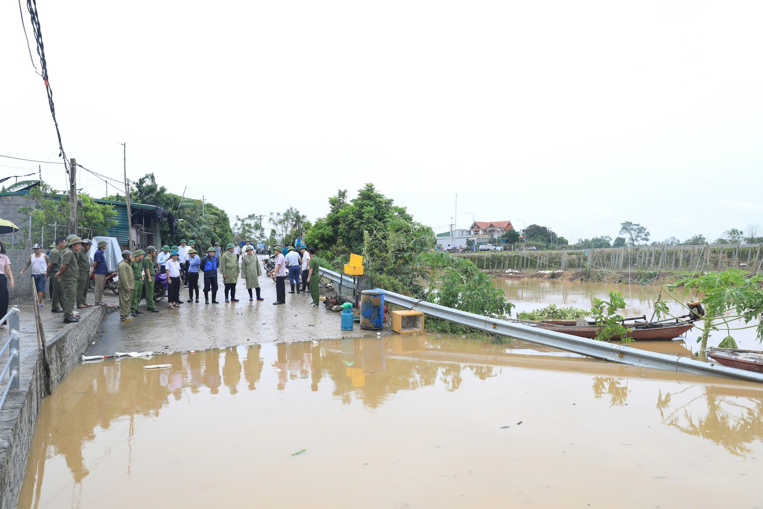 Chủ tịch HĐND TP Hà Nội Nguyễn Ngọc Tuấn kiểm tra các tuyến đê tại huyện Thường Tín