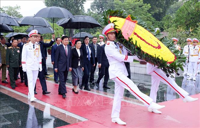 Tổng Bí thư, Chủ tịch nước Lào Thongloun Sisoulith vào Lăng viếng Chủ tịch Hồ Chí Minh