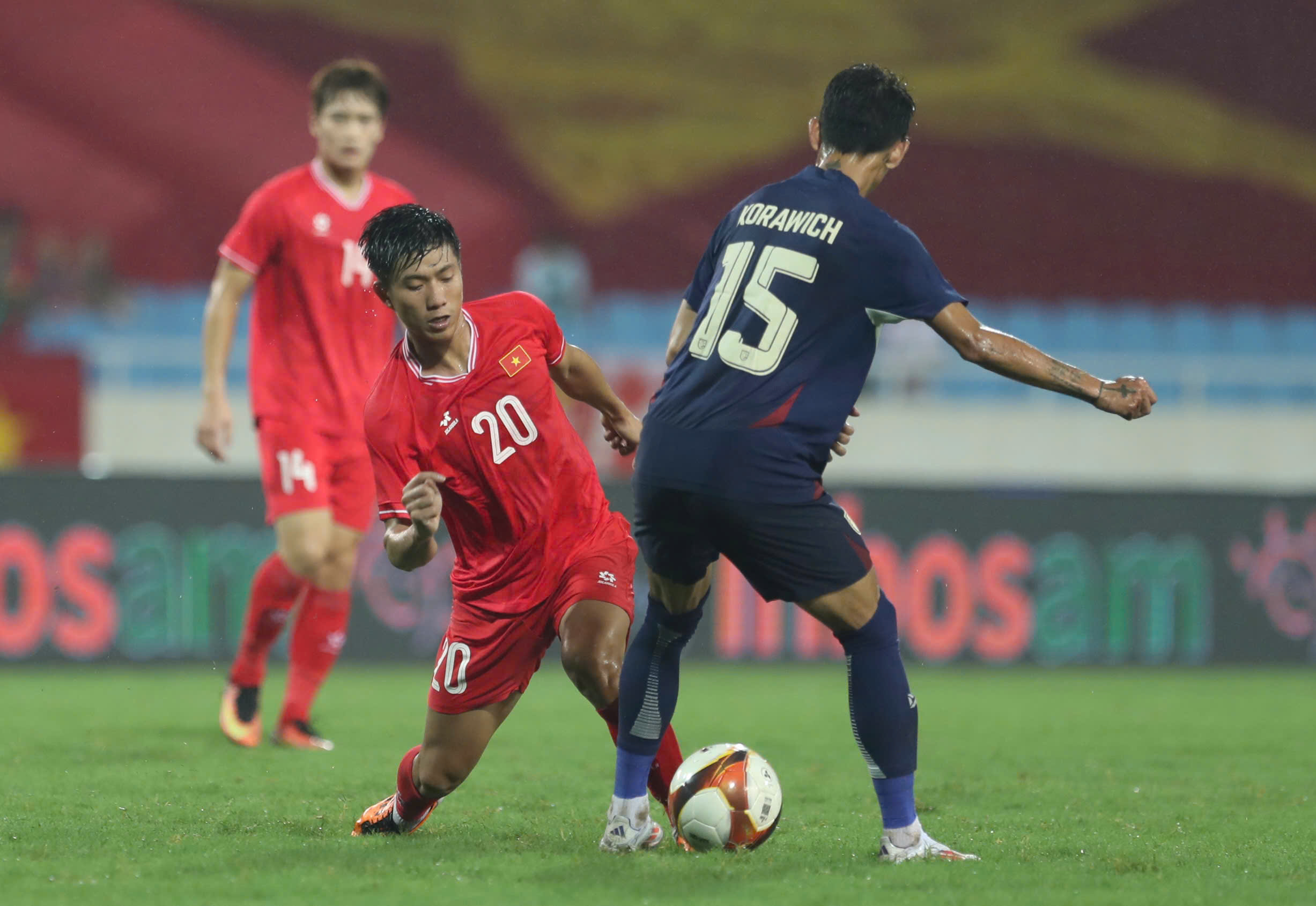 Tuyển Việt Nam thua ngược Thái Lan ngay trên sân nhà