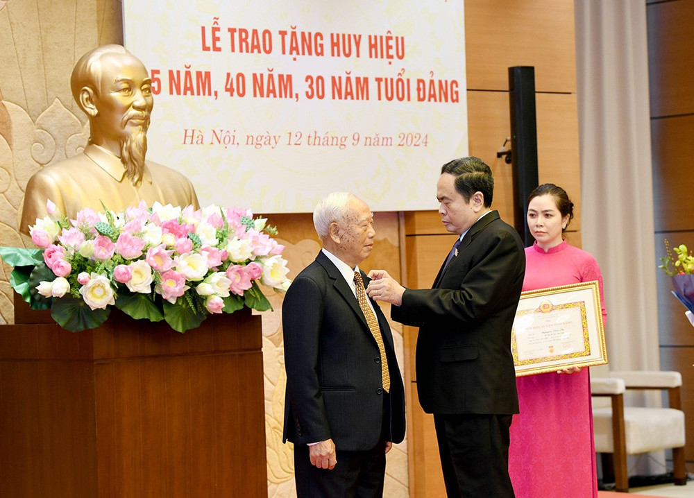 Chủ tịch Quốc hội dự Lễ trao tặng Huy hiệu 65 năm, 40 năm và 30 năm tuổi Đảng
