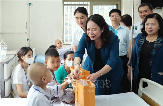 Phó Chủ tịch nước Võ Thị Ánh Xuân thăm, tặng quà bệnh nhi ung thư