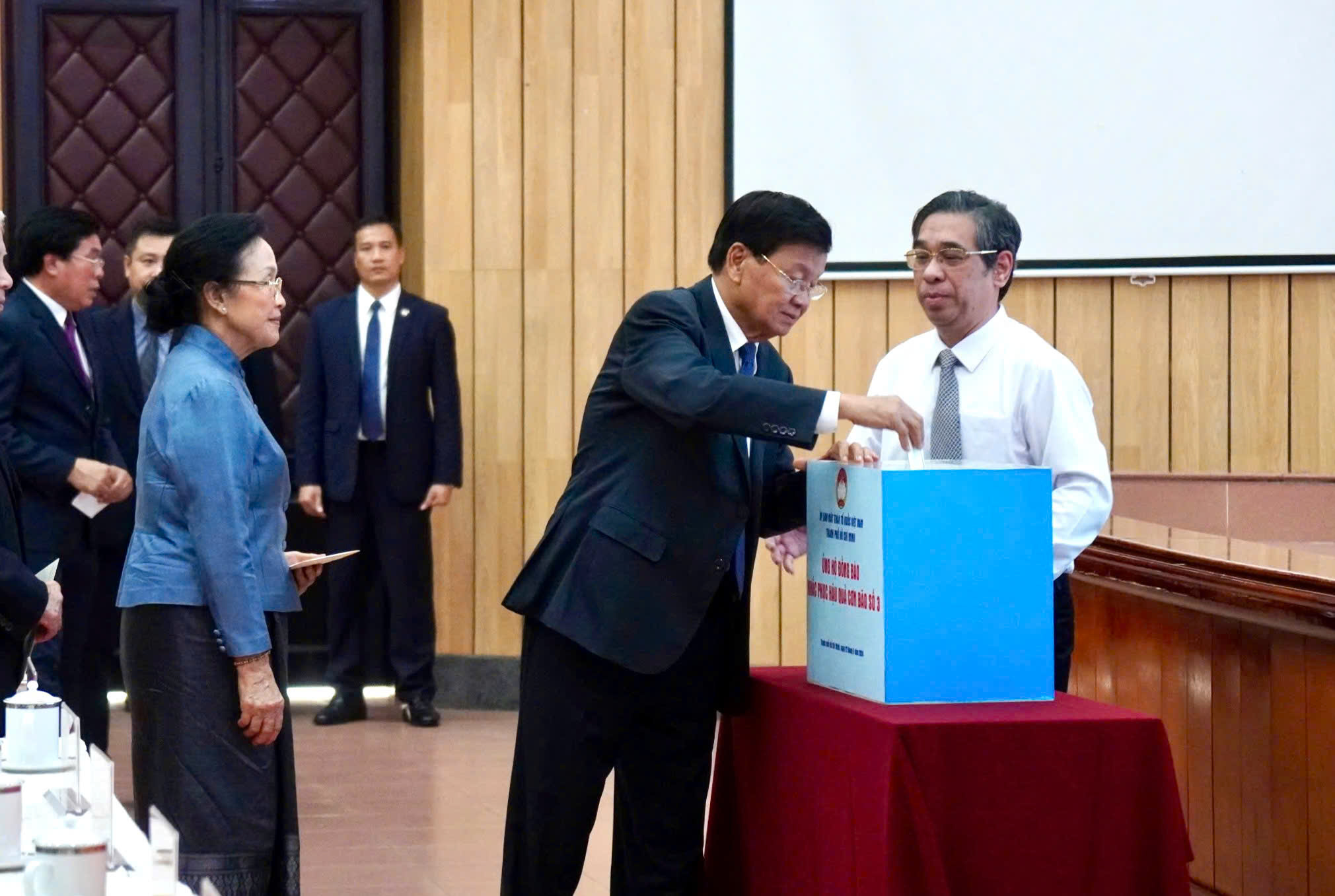 Tổng Bí thư, Chủ tịch nước Lào Thongloun Sisoulith tham gia ủng hộ đồng bào bị thiệt hại do cơn bão số 3