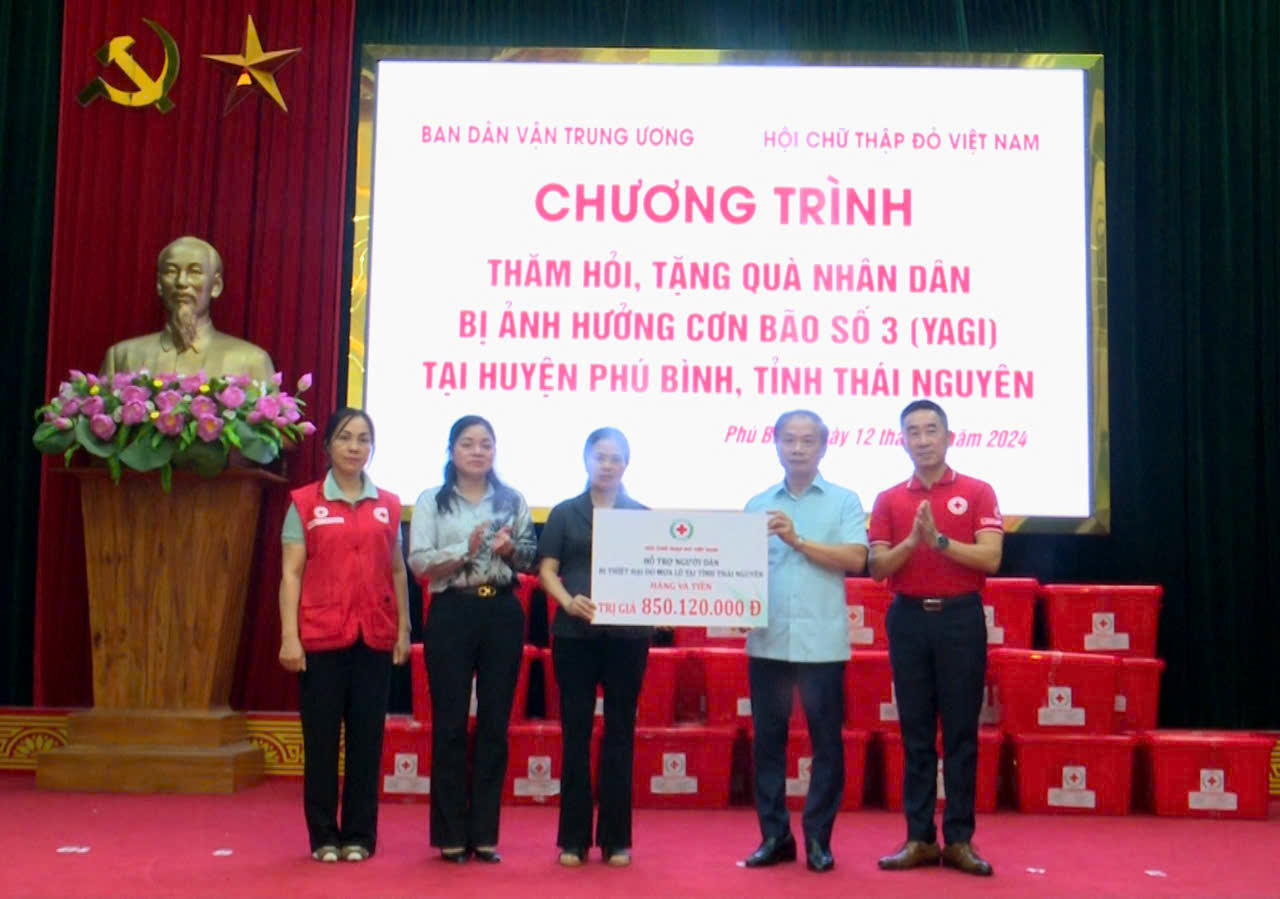 Ban Dân vận Trung ương hỗ trợ huyện Phú Bình khắc phục hậu quả cơn bão số 3