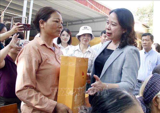 Phó Chủ tịch nước thăm, tặng quà người dân bị ảnh hưởng do bão lụt tại Bắc Giang