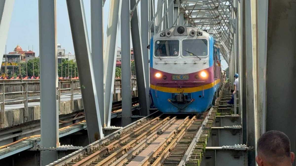 Cho phép tàu hoả chạy trên cầu Đuống và cầu Long Biên