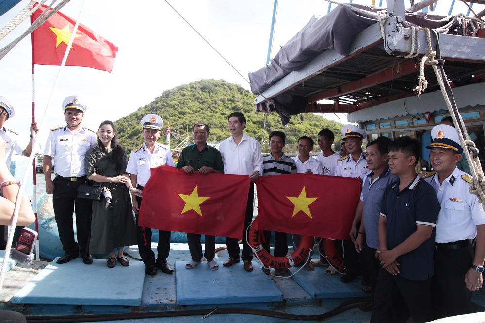 Vùng 4 Hải quân cùng ngư dân vươn khơi bám biển