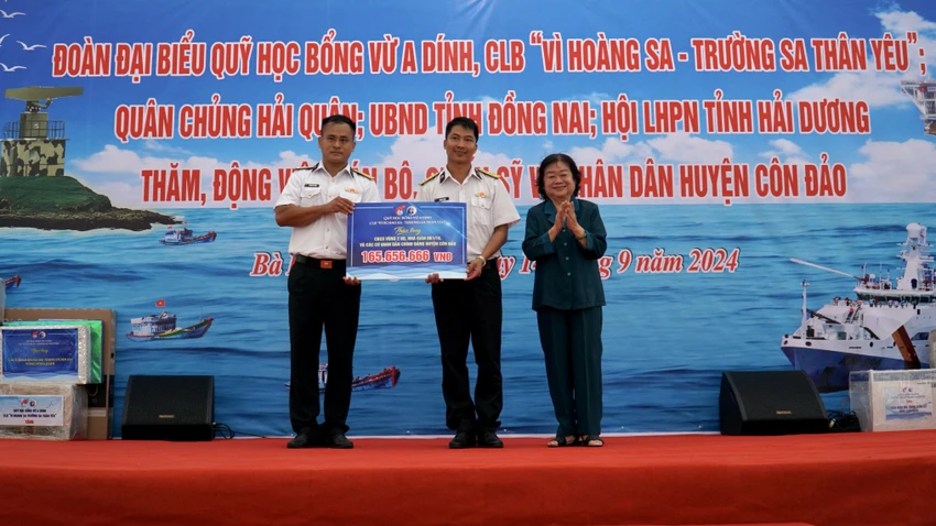 Thăm, tặng quà chiến sĩ và nhân dân huyện Côn Đảo