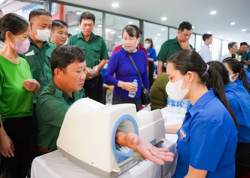 Khám sàng lọc bệnh lý tim mạch, bệnh thận mạn cho hơn 1 000 người dân Thành phố Hồ Chí Minh
