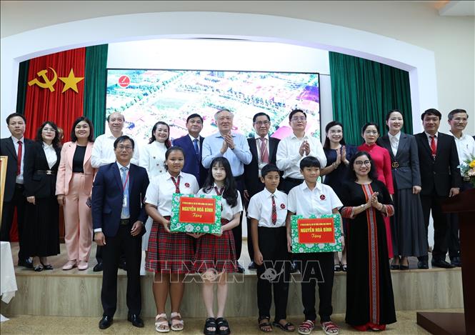 Phó Thủ tướng Thường trực Chính phủ Nguyễn Hòa Bình thăm và làm việc tại Đắk Lắk