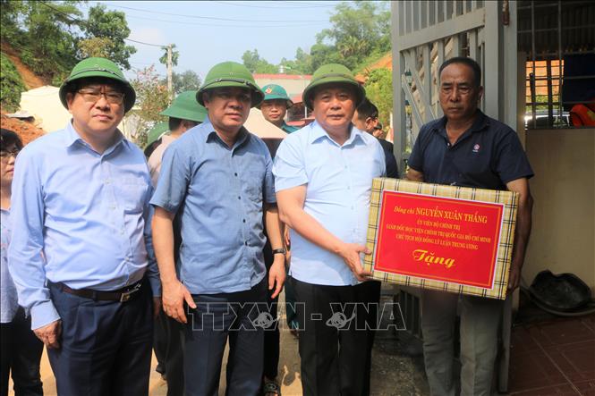 Đồng chí Nguyễn Xuân Thắng thăm, động viên người dân vùng lũ Yên Bái