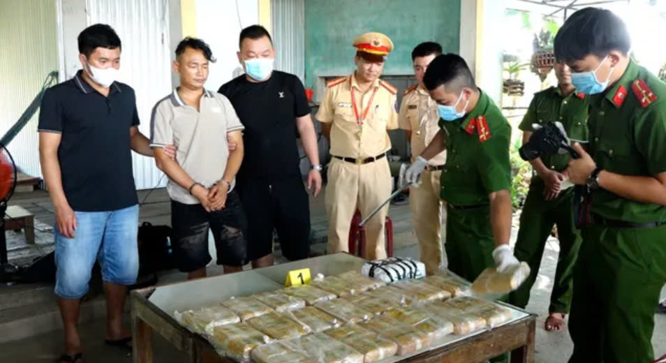 Quảng Bình Bắt giữ 2 đối tượng vận chuyển 26 kg ma tuý