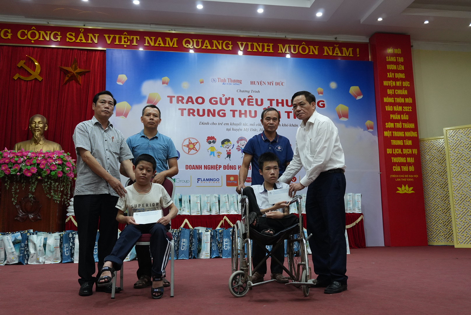 Trao 300 suất quà Trung thu cho trẻ em có hoàn cảnh đặc biệt