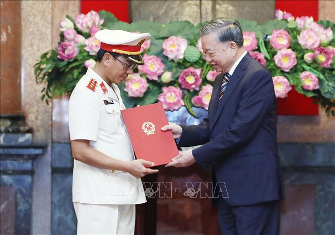 Trao Quyết định của Chủ tịch nước bổ nhiệm Phó Viện trưởng Viện Kiểm sát nhân dân tối cao
