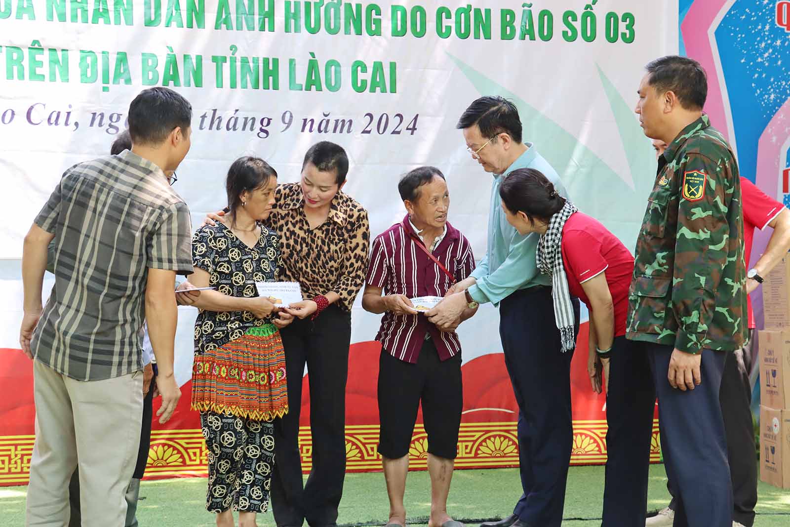 Đồng chí Mai Văn Chính trao quà hỗ trợ người dân huyện Bắc Hà Lào Cai