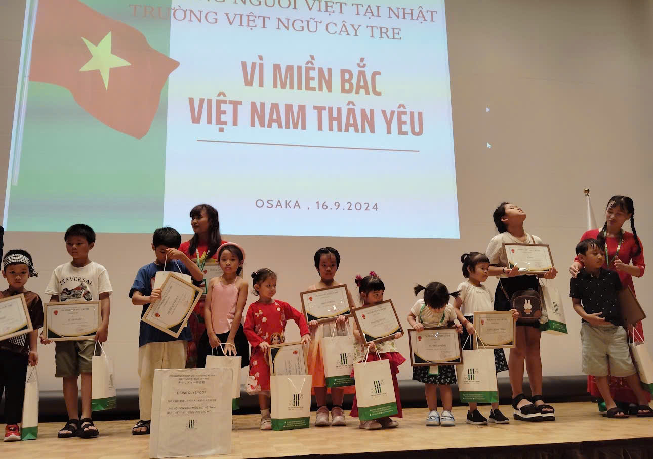 Trẻ em Việt Nam tại Nhật Bản chia sẻ khó khăn với học sinh vùng mưa lũ