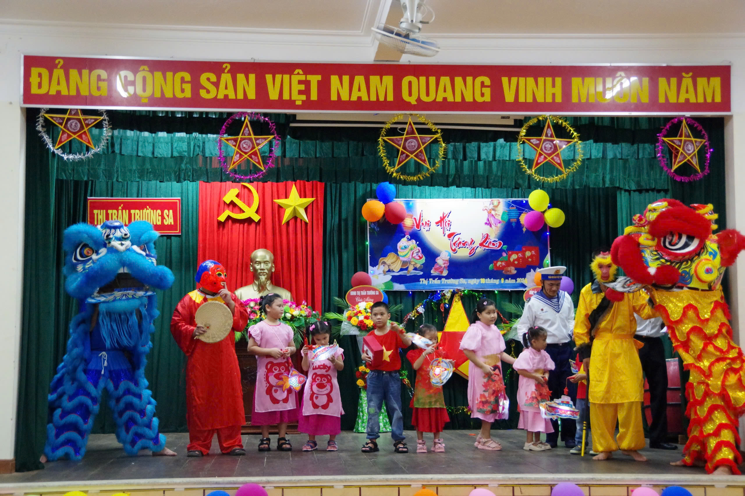 Rộn ràng “Đêm hội trăng rằm” ở Thị trấn Trường Sa