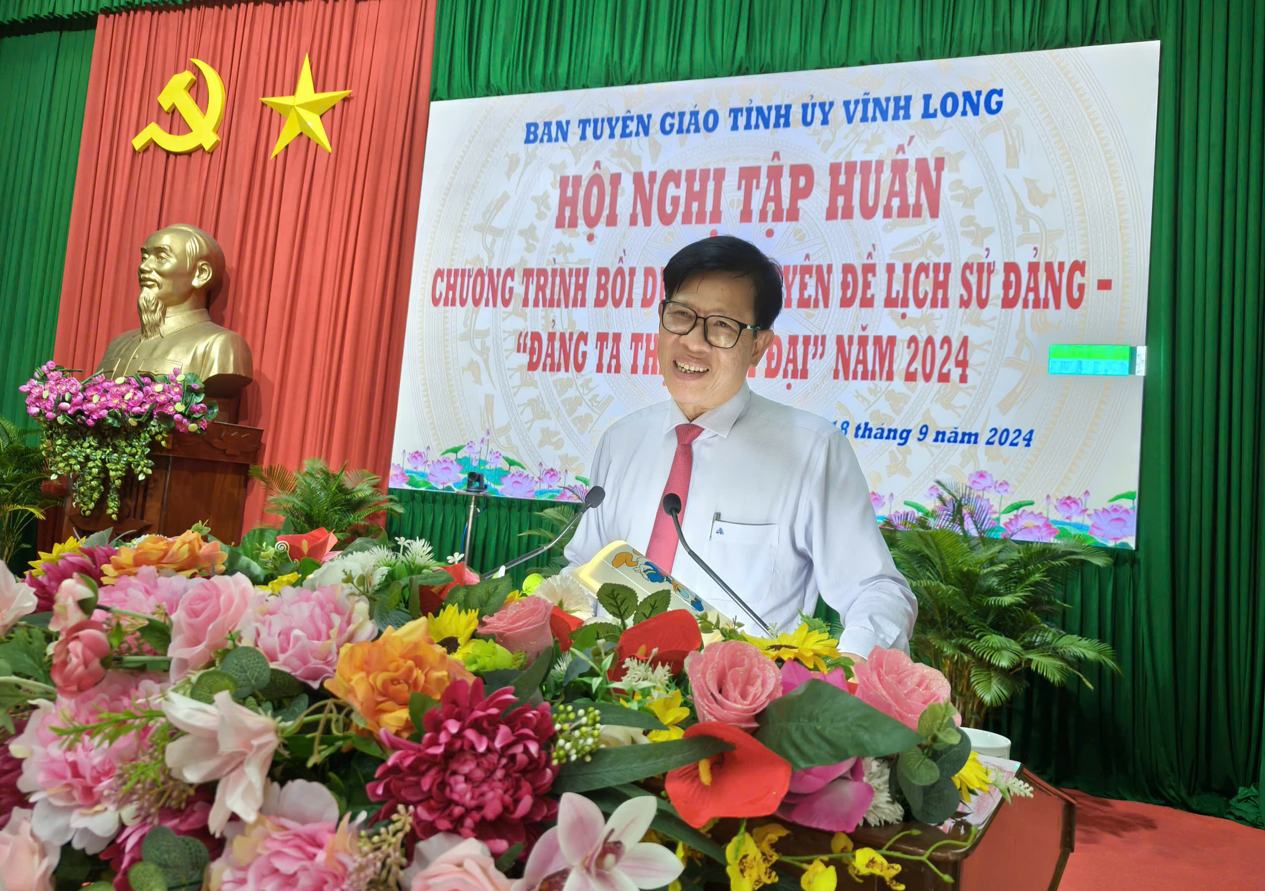 Bồi dưỡng chuyên đề lịch sử Đảng “Đảng ta thật là vĩ đại”