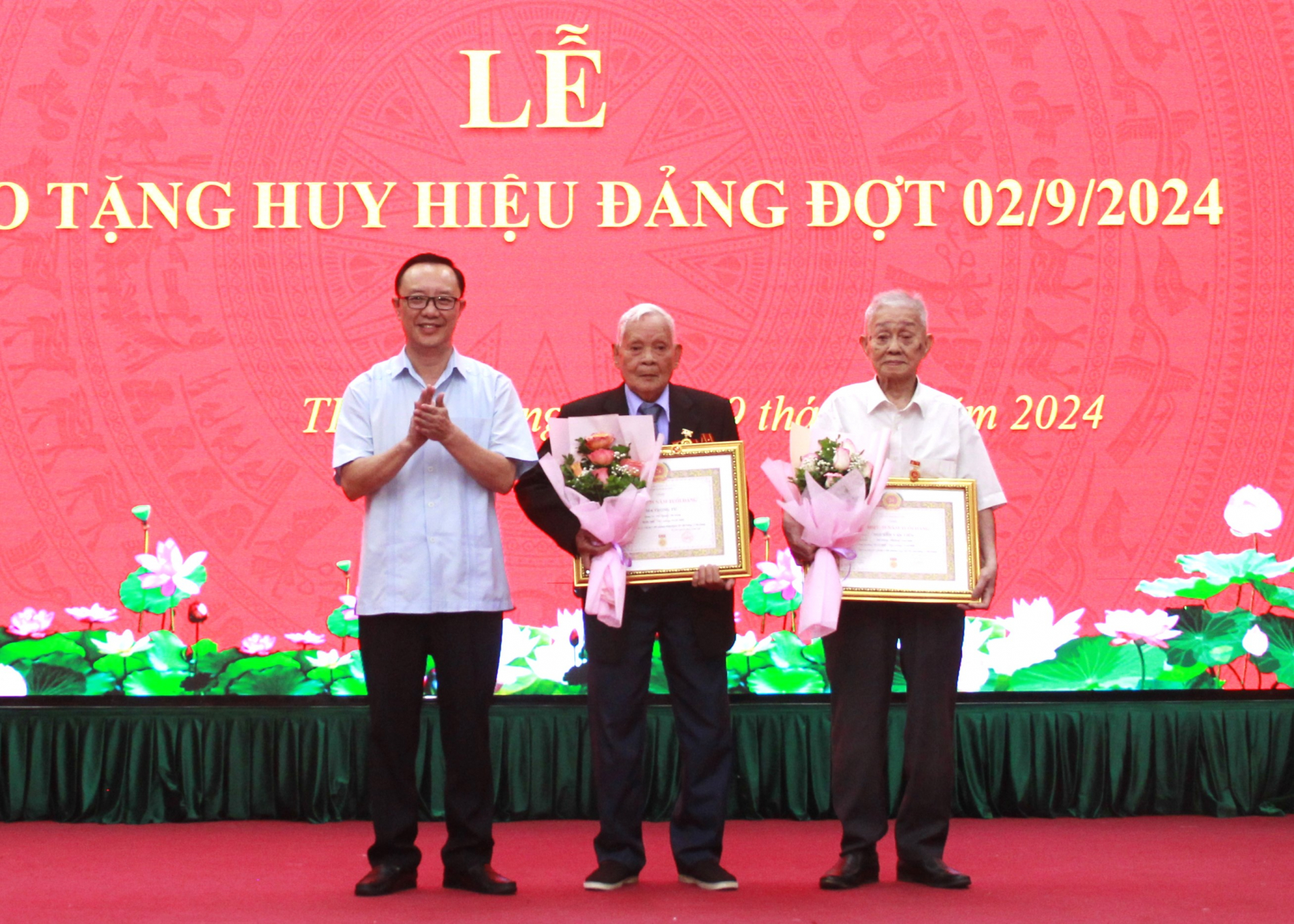 Hà Giang 58 đảng viên được trao tặng Huy hiệu Đảng đợt 2 9