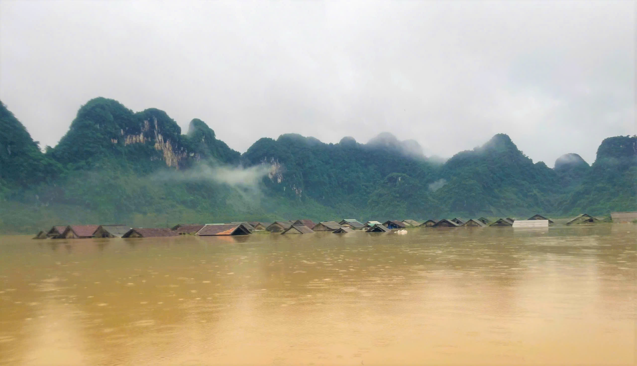 Quảng Bình Nhiều nhà dân ngập sâu trong rốn lũ