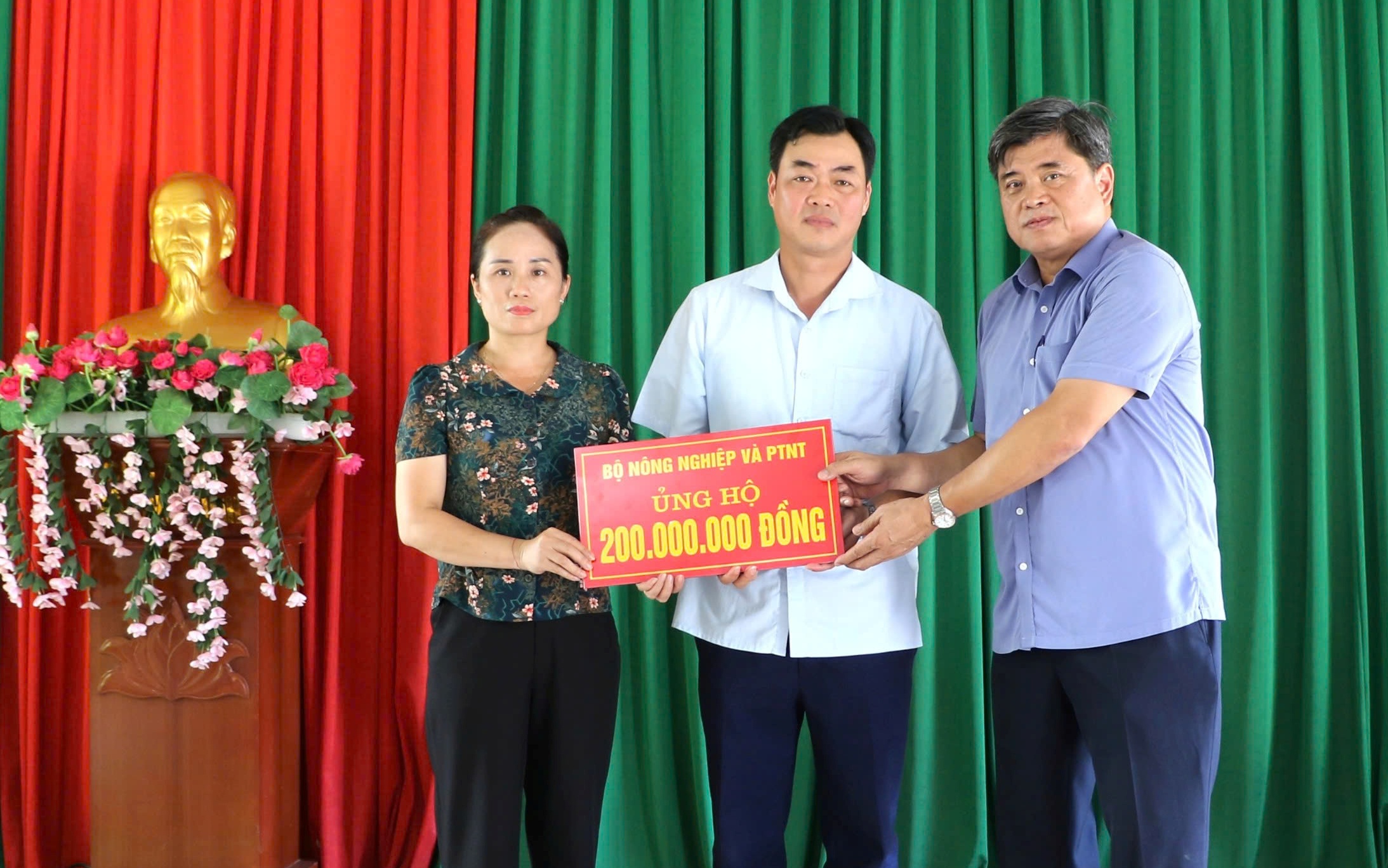 Bộ NN PTNT trao quà hỗ trợ người dân khắc phục hậu quả mưa lũ tại Hà Giang, Tuyên Quang