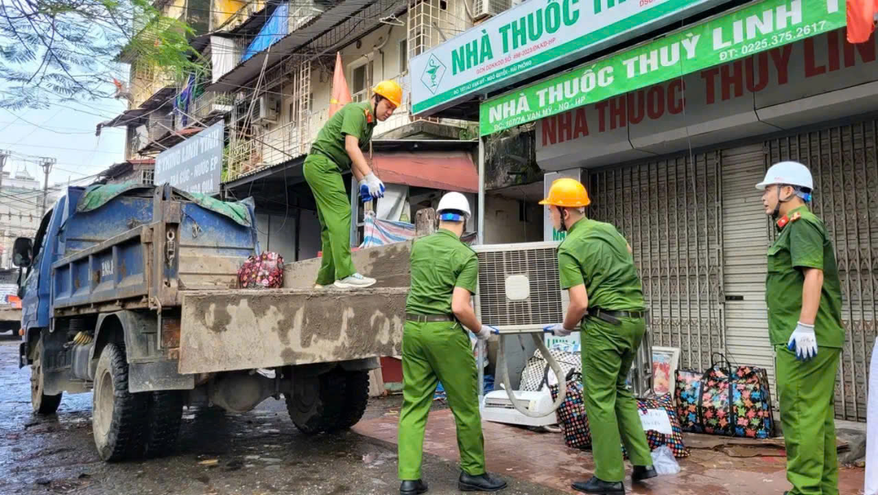 Hải Phòng Di chuyển người và tài sản ra khỏi khu vực chung cư cũ nguy hiểm