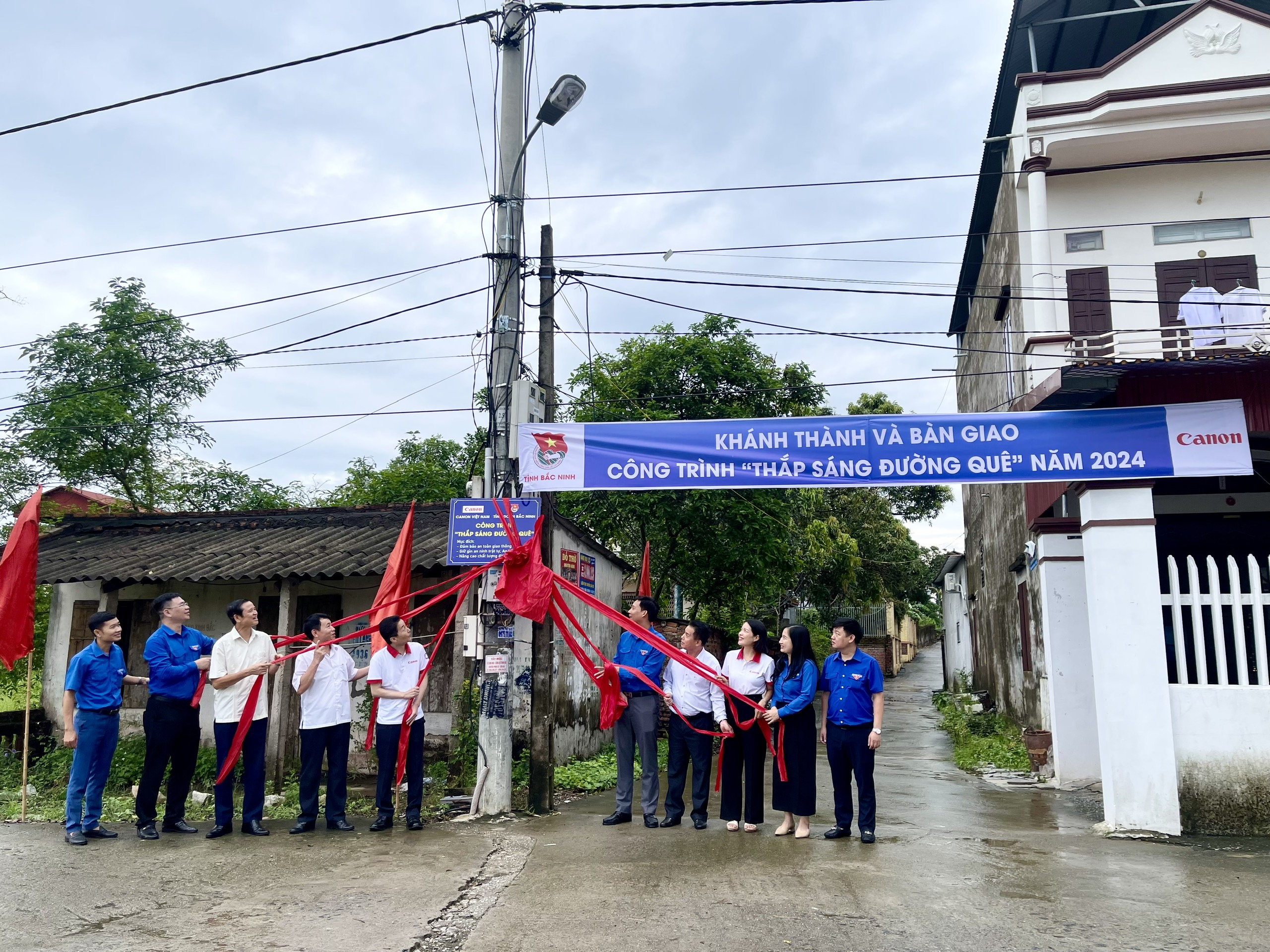 Hơn 700 triệu đồng thắp sáng đường quê tại 6 địa phương