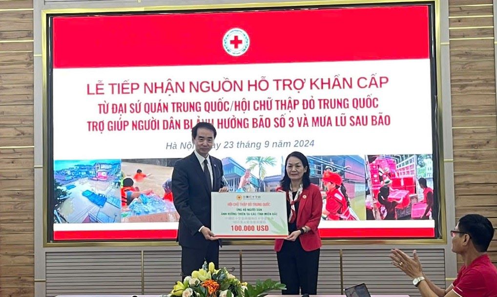 Tiếp nhận 100 000 USD từ Đại sứ quán Trung Quốc ủng hộ người dân bị ảnh hưởng bão số 3