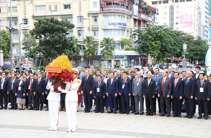Đại biểu dự Đối thoại Hữu nghị TP Hồ Chí Minh dâng hương tưởng niệm Chủ tịch Hồ Chí Minh
