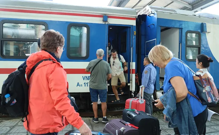 Lào Cai Đón gần 400 khách du lịch trong chuyến tàu đầu tiên sau mưa lũ