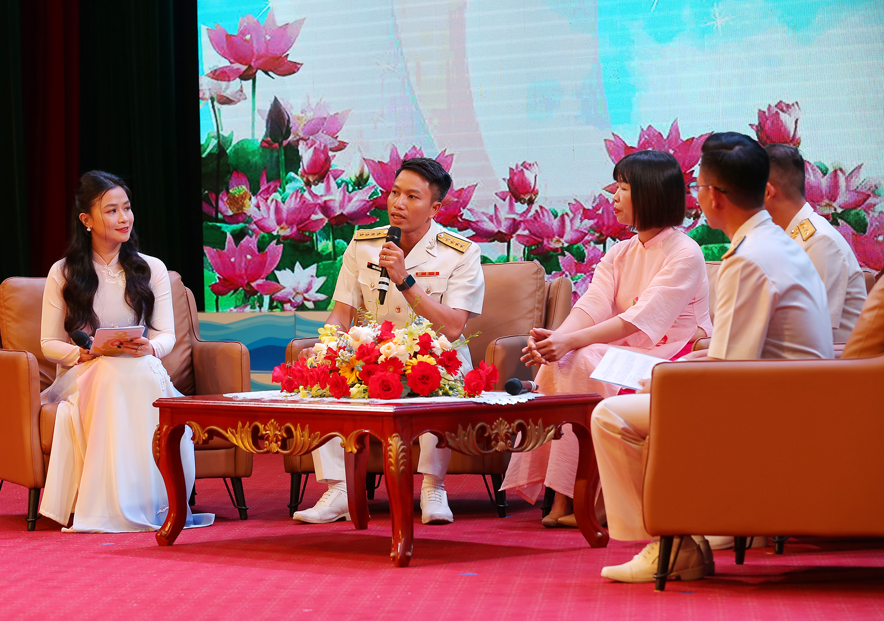 Giao lưu điển hình tiên tiến “Những bông hoa biển”