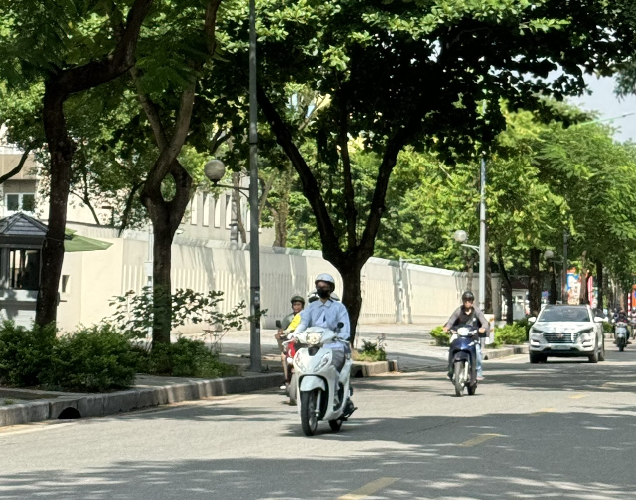 Hà Nội ngày nắng, nhiệt độ cao nhất 33 độ C