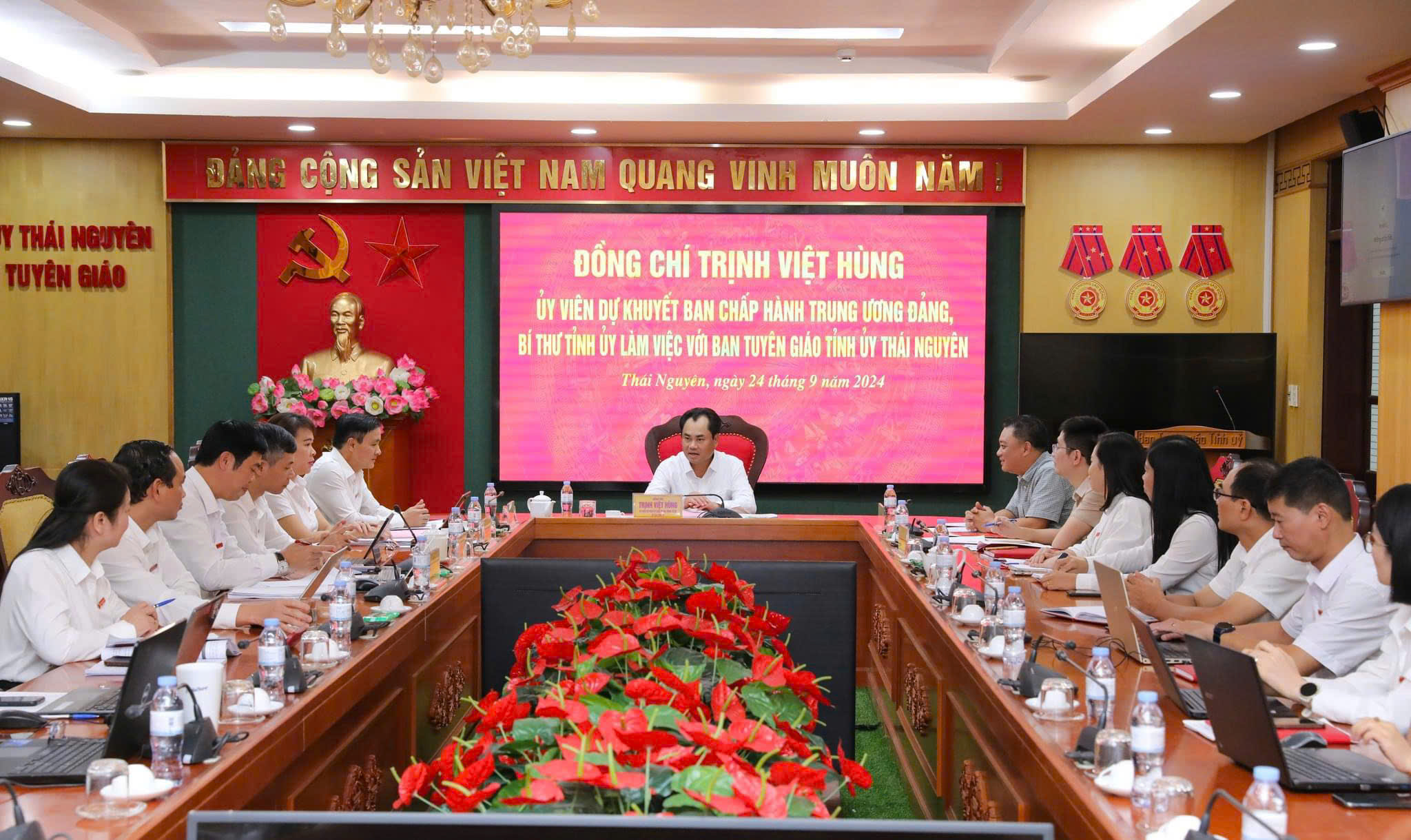 Đẩy mạnh các đợt sinh hoạt chính trị, tư tưởng tiến tới đại hội đảng bộ các cấp