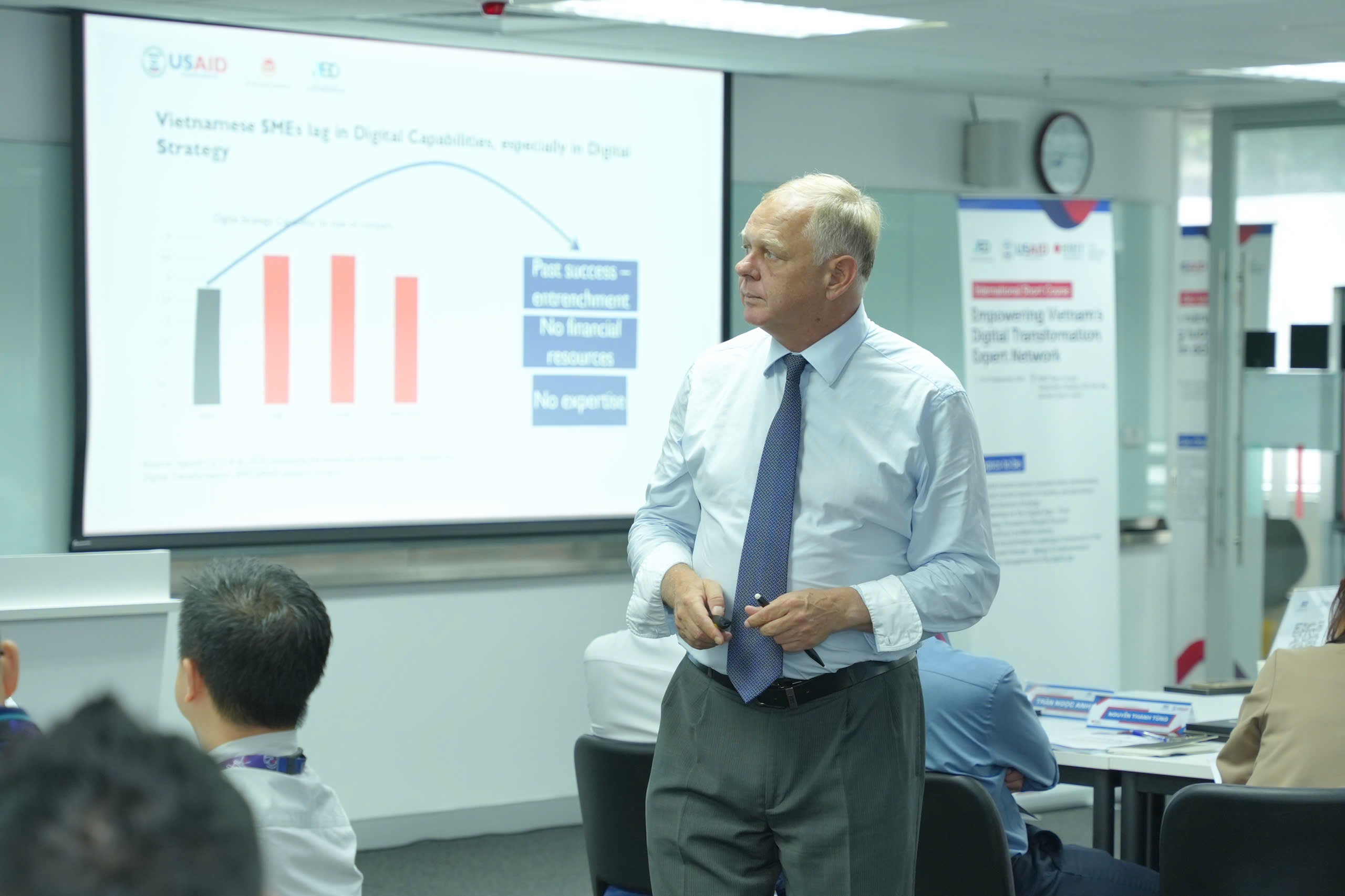 Hợp tác quốc tế nâng cao năng lực cho mạng lưới chuyển đổi số tại Việt Nam